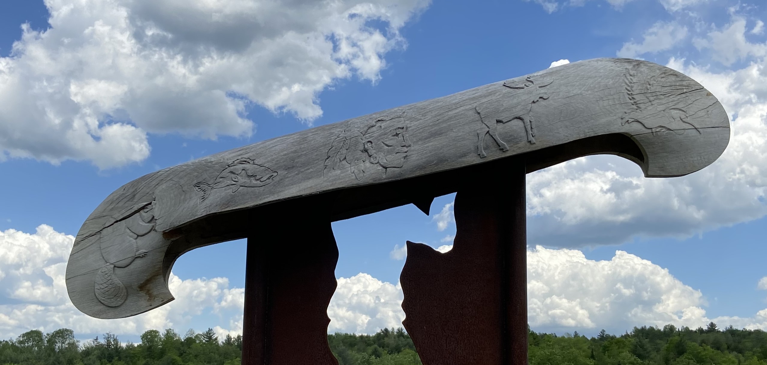 Un monument monté à l'effigie des Abénakis dans le Canton de Potton.